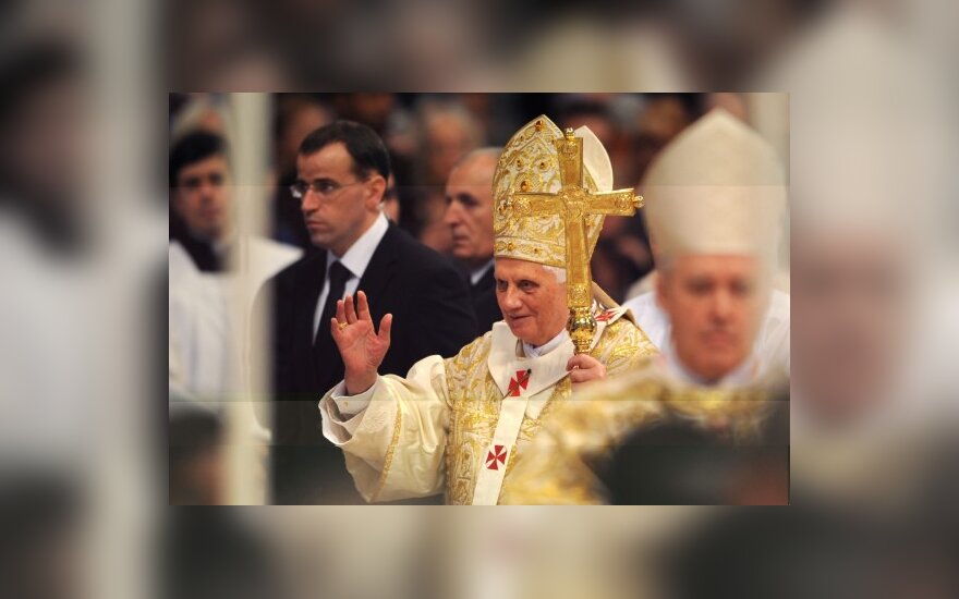 Popiežius Šv.Petro bazilikoje Trijų Karalių iškilmės proga sveikina tikinčiuosius. 