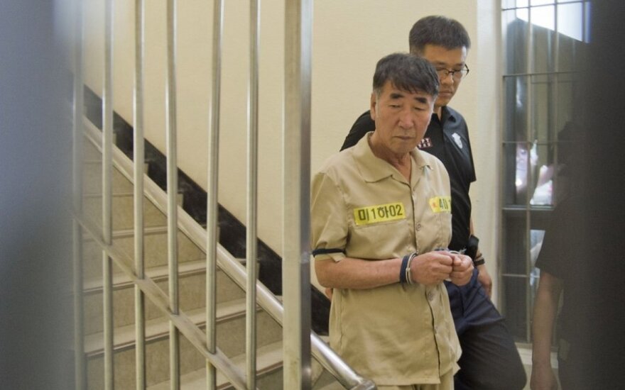 Pietų Korėjoje prasidėjo nuskendusio kelto įgulos narių teismas