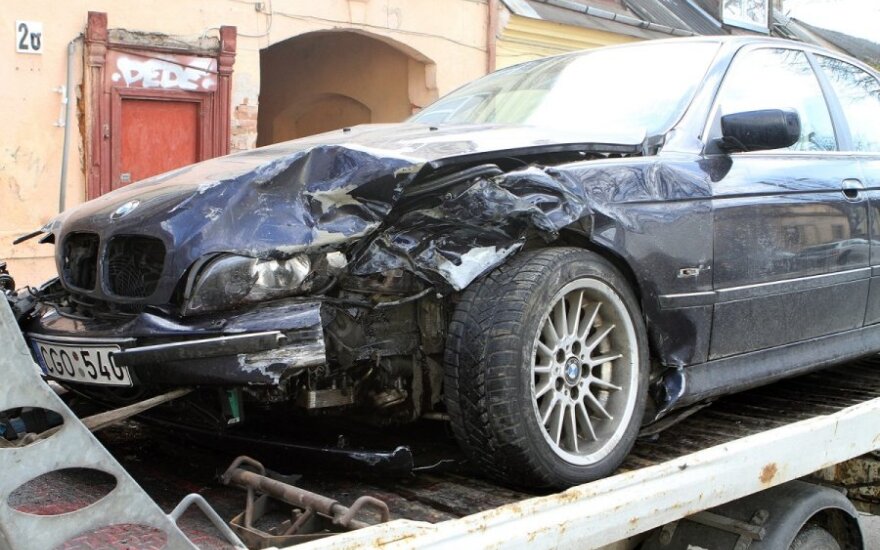 Kaune moters „VW Golf“ susidūrė su BMW, per avariją prie sienos prispaustas pėsčiasis
