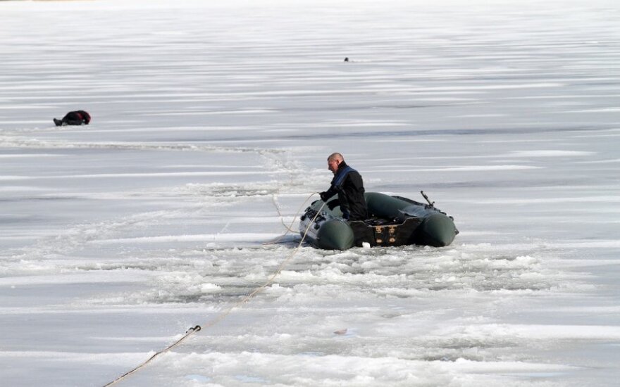 Plonas Kauno marių ledas neišlaikė žvejo, ugniagesiams jo išgelbėti nepavyko