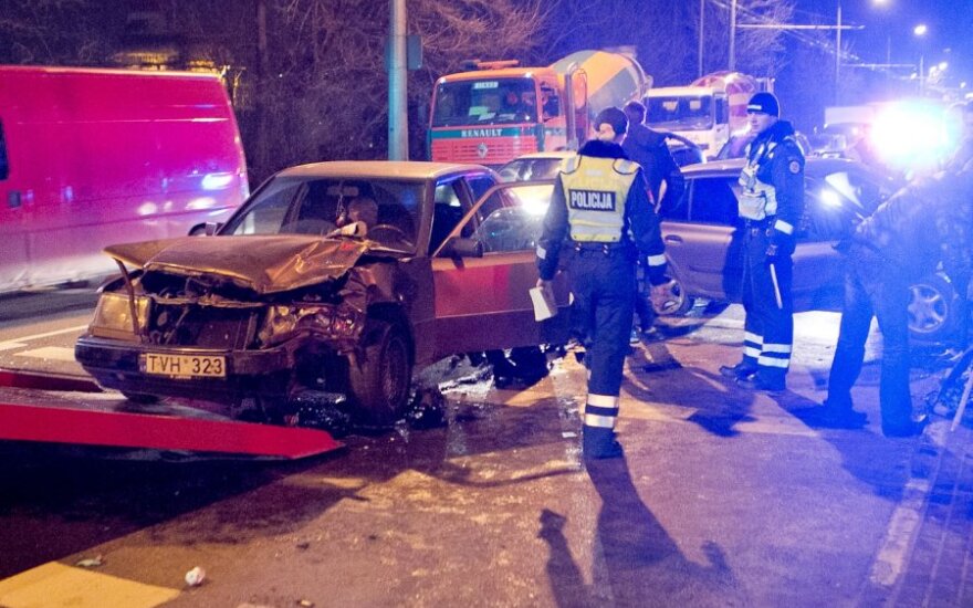 Trečiadienio vakarą Vilniuje susidūrus trims automobiliams sužalotas vyriškis