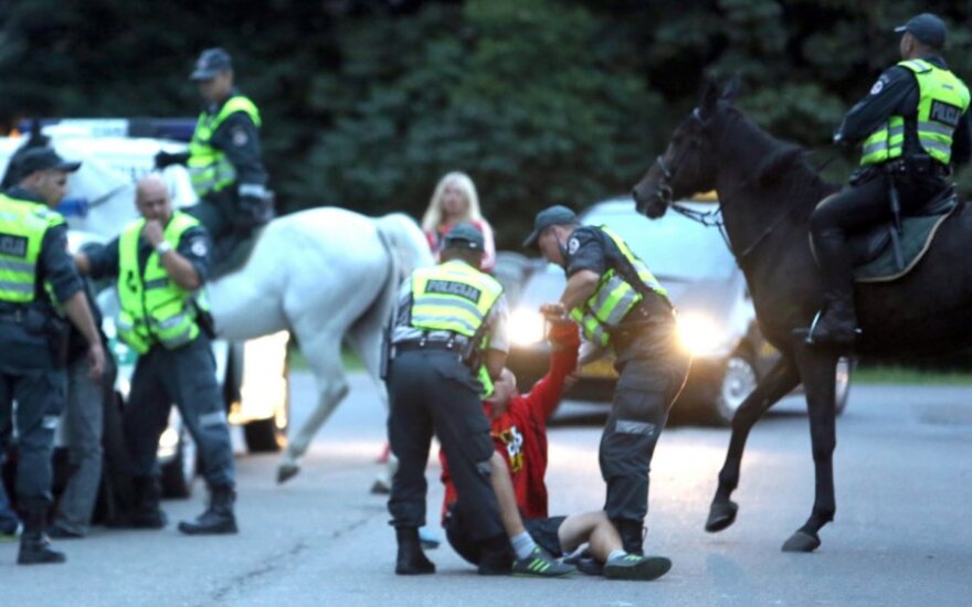 Girtas Lady Gaga gerbėjas smogė policijos žirgui, šis atsakė tuo pačiu – chuliganas išvežtas į ligoninę