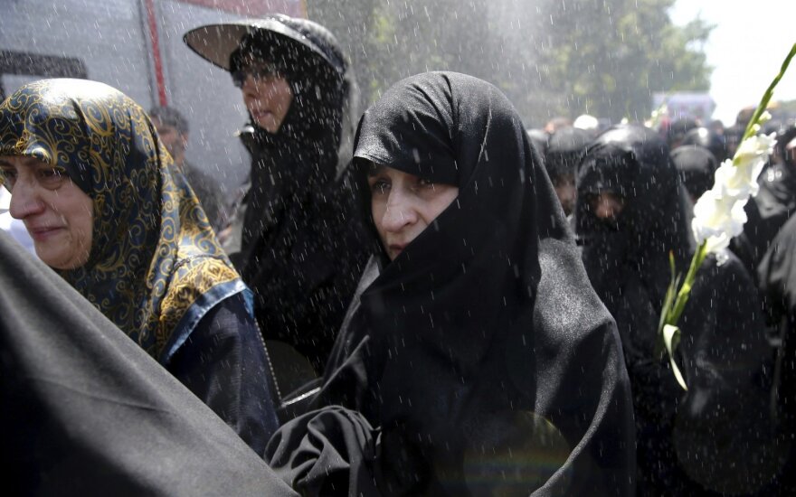 Dešimtys tūkstančių žmonių dalyvavo teroro aukų laidotuvėse Teherane