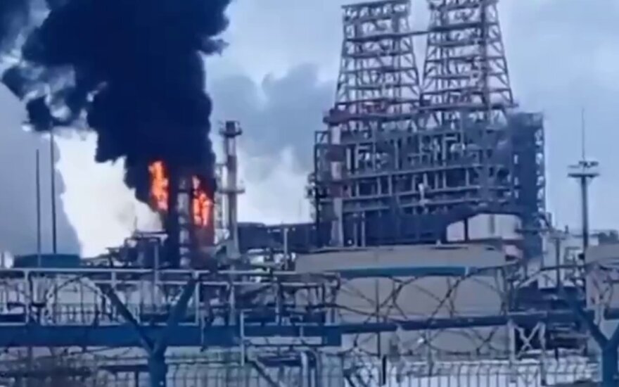 Rusijos „Lukoil“ naftos perdirbimo gamykloje – didelis gaisras