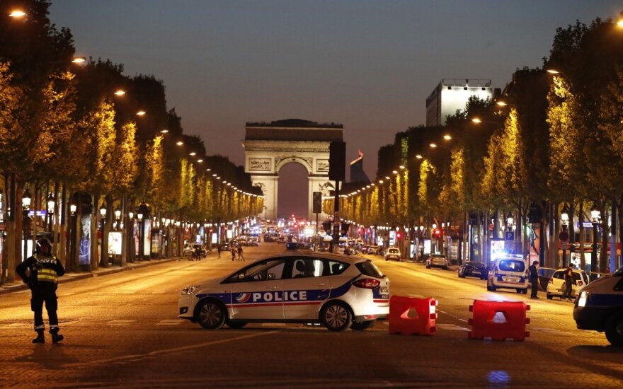 Susišaudymas Champs Elysees gatvėje Paryžiuje