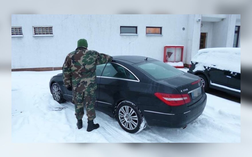 Italijoje pavogtu „Mercedes Benz“ į Lietuvą atvažiavę baltarusis ir italas atsidūrė areštinėje