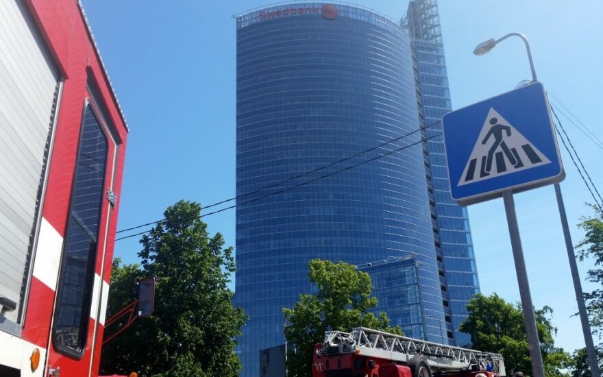 Rygoje iš „Swedbank“ pastato evakuoti maždaug 900 žmonių