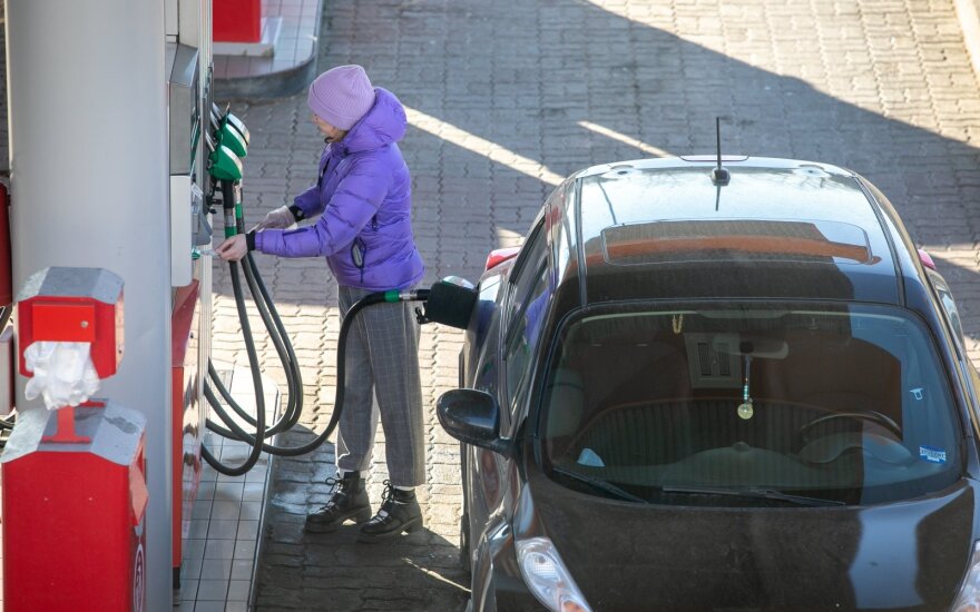 LEA: benzinas Lietuvoje toliau išlieka pigiausias Baltijos šalyse
