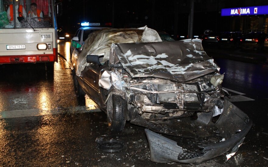 Vilniuje „Audi“ rėžėsi į autobusą: avarijos kaltininką ištiko koma, jo keleivis žuvo vietoje
