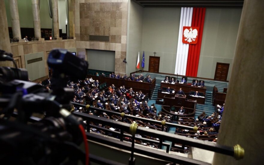 Lenkijos valdančiosios partijos parlamentarai pritarė naujoms kontroversiškoms Teisėjų tarybos taisyklėms