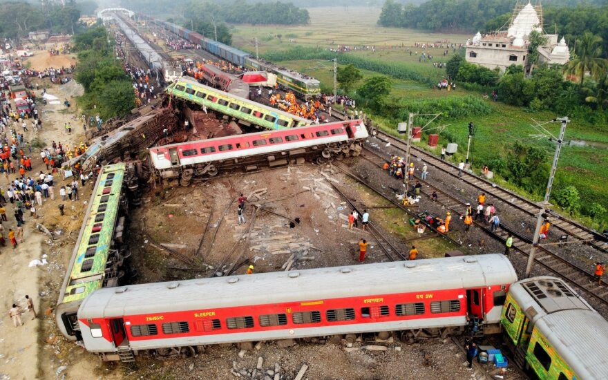 Indiją sukrėtė siaubinga geležinkelio avarija