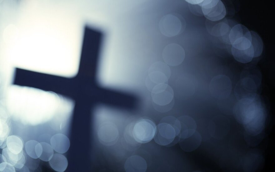 Itin religinga motina sugrūdo kryžių į „apsėstos“ dukters gerklę