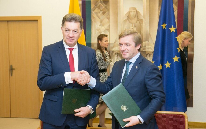 Daliai socialdemokratų piktinantis R. Karbauskis ir A. Butkevičius pasirašė koalicijos susitarimą
