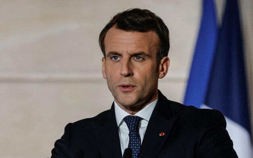 Macronas: Prancūzija siekia evakuoti iš Kabulo dar kelis šimtus žmonių