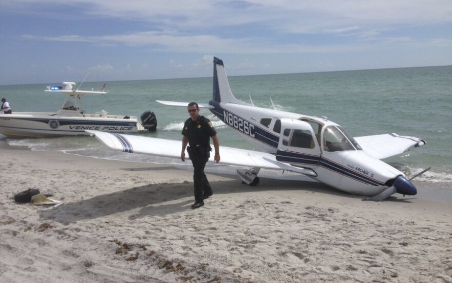 Paplūdimyje avariniu būdu leidosi lėktuvas, žuvo žmogus
