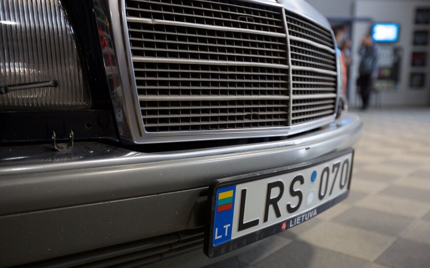 Pristatė istorinę retenybę: šarvuotas „Mercedes“, kuriuo vežiojo V. Landsbergį