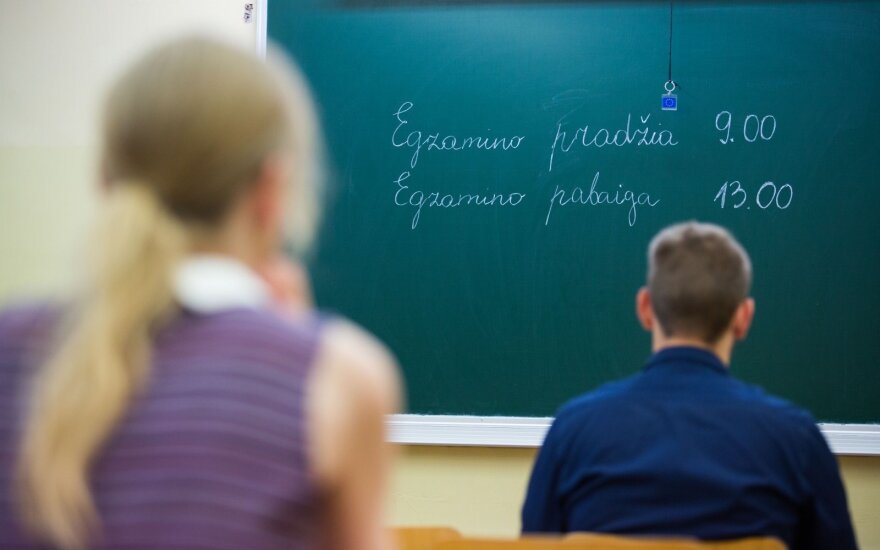 Teismas paliko galioti lietuvių kalbos egzamino tvarką: autorius rinksis abiturientai