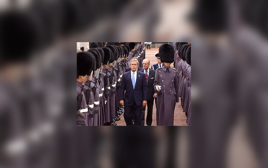G. W. Bush apeina garbės sargybą
