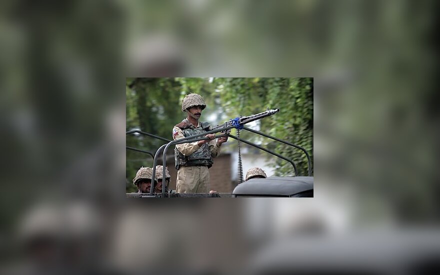 Pakistano kariškis patruliuoja prie mečetės