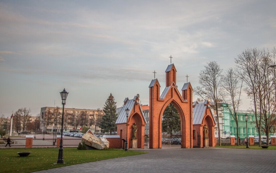 Senieji ir naujieji katedros vartai