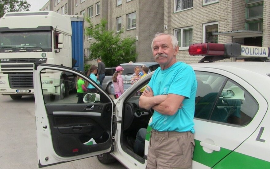 Girtas vilkiko vairuotojas kelto į Švediją ieškojo Klaipėdos daugiabučių kiemuose