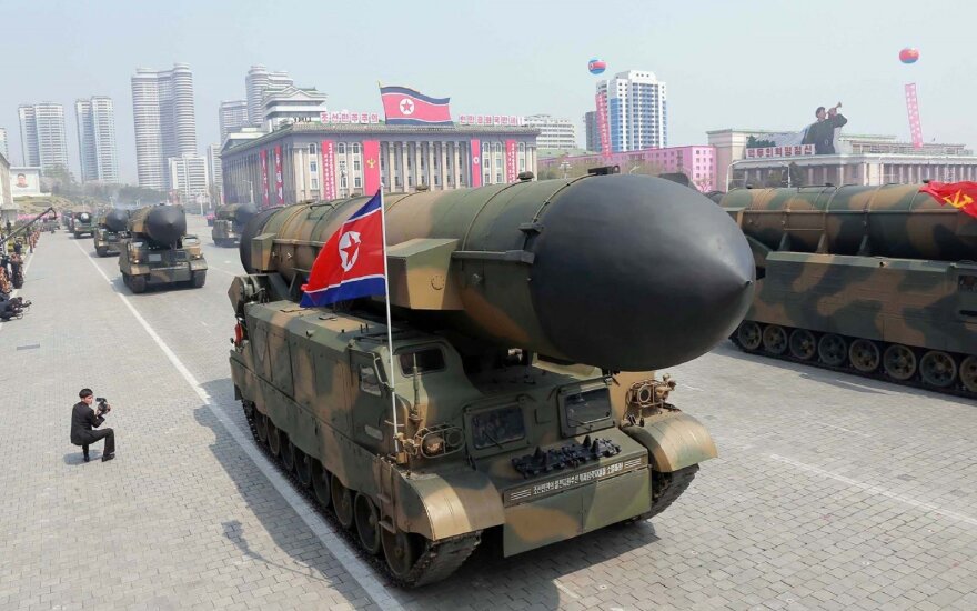Kinija stebi Šiaurės Korėjos veiksmus – bombonešiai paruošti