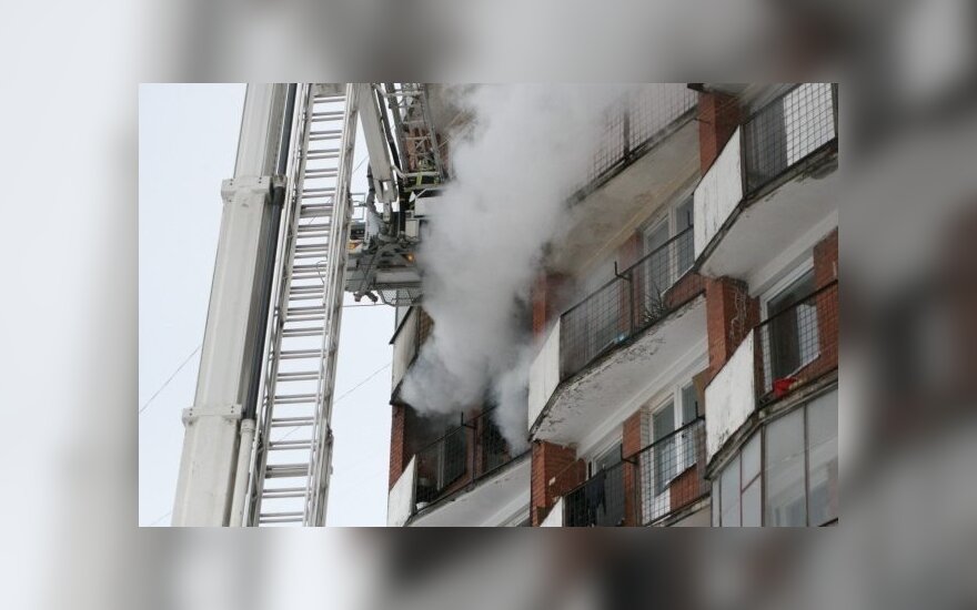 Per gaisrą Vilniaus daugiabutyje 2 žmonės apdegė, 1 apsinuodijo dūmais