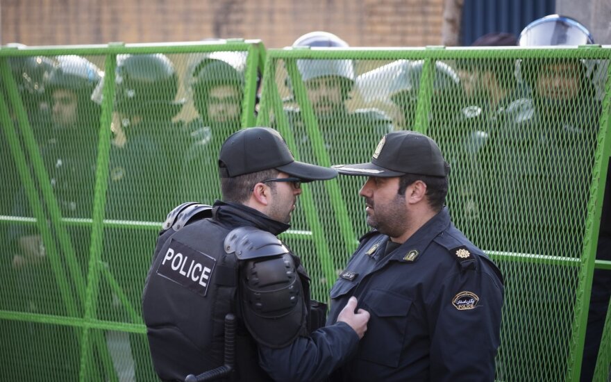 Irano policija prie britų ambasados