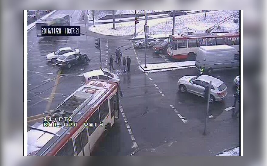 Vilniuje dėl avarijos troleibusams sankryža tapo neįveikiama