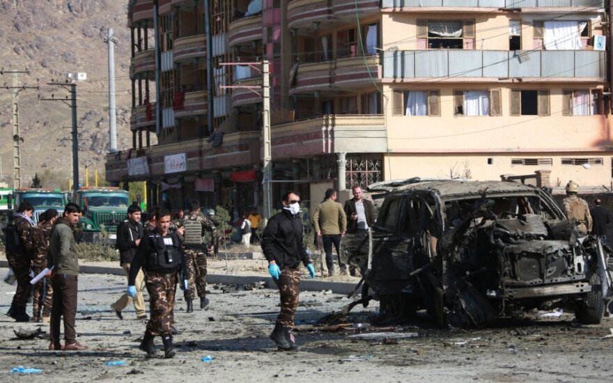Rytų Afganistane pakelės bombos sprogimas užmušė 10