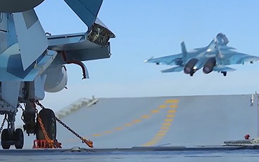 Rusija po Sirijos lėktuvo numušimo: JAV koalicijos lėktuvus traktuosime kaip taikinius