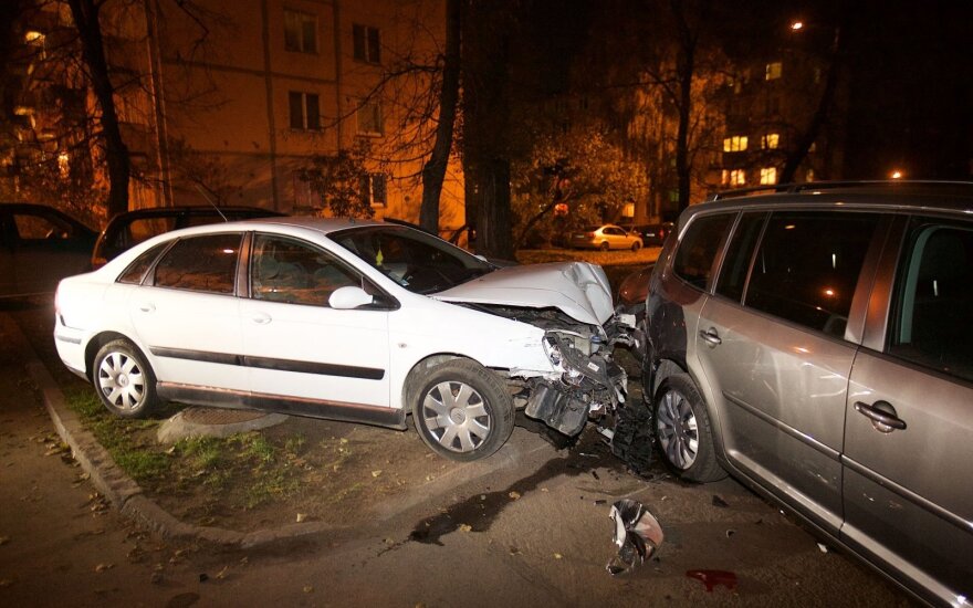 Gaudynės Vilniuje – vogto automobilio vairuotojas spruko pakeliui daužydamas mašinas