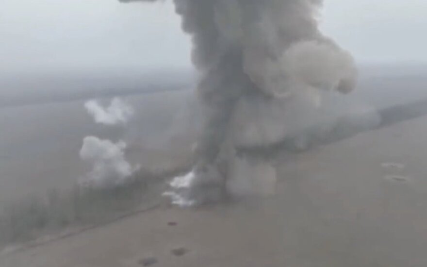 [Delfi trumpai] Ukrainiečiai sunaikino rusų amunicijos sandėlį (video)