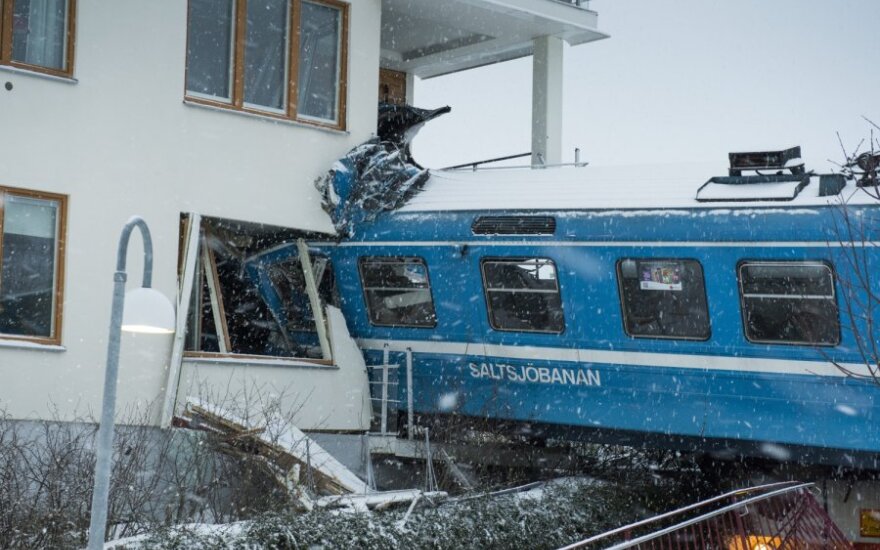 Švedijoje valytoja nuvarė traukinį ir rėžėsi į namą