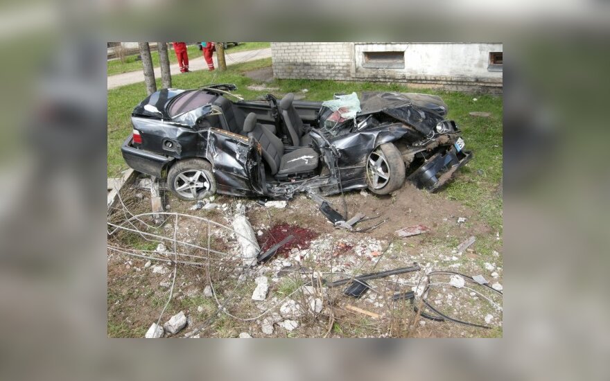 Policijai gerai žinomas „kelių erelis“ su BMW nuvertė stulpą ir užmušė draugą