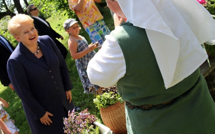 D. Grybauskaitė kaime kalbėjo ir apie sviesto mušimą, ir apie atlaidumą premjerui