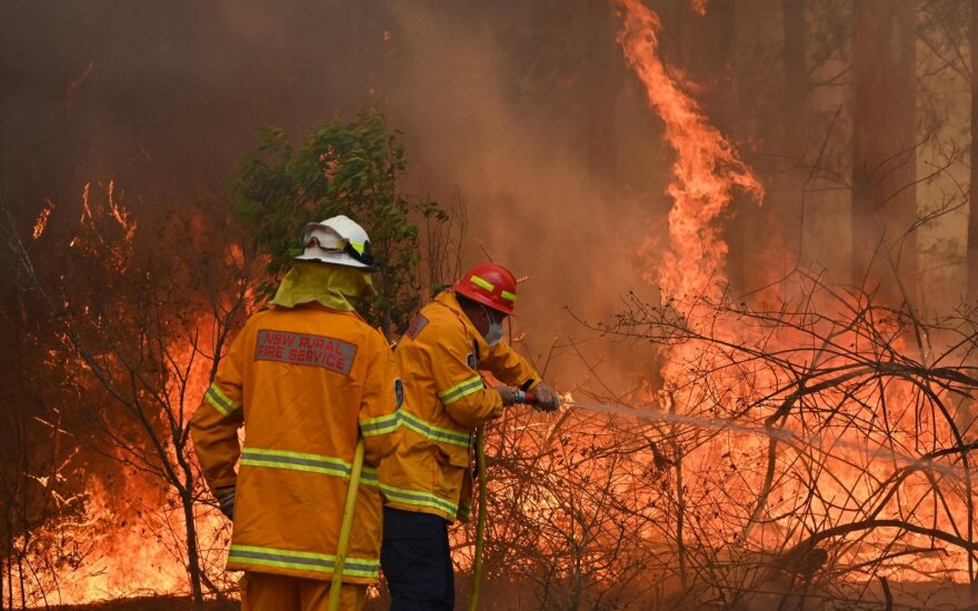 Australijoje siaučiant gaisrams žuvo trys žmonės, sunaikinta daugiau kaip 150 namų