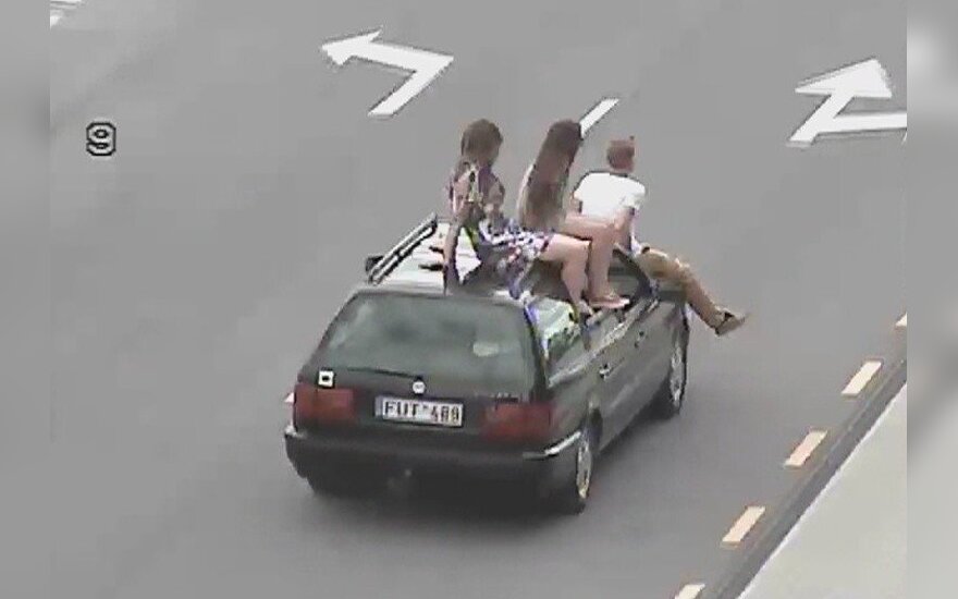 Pasivažinėjimas Klaipėdoje: vaikinas ant variklio dangčio, dvi merginos - ant automobilio stogo