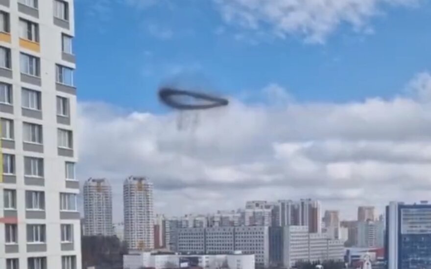 „Kas čia vyksta?!“: Maskvos gyventojus nustebino vaizdas danguje
