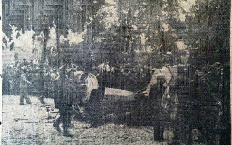 C. Kiernowicziaus ir J. Paprzyckio pilotuoto lėktuvo fragmentas ant šiandieninės A. Jakšto g. grindinio. 1936 m. birželio 8 d.