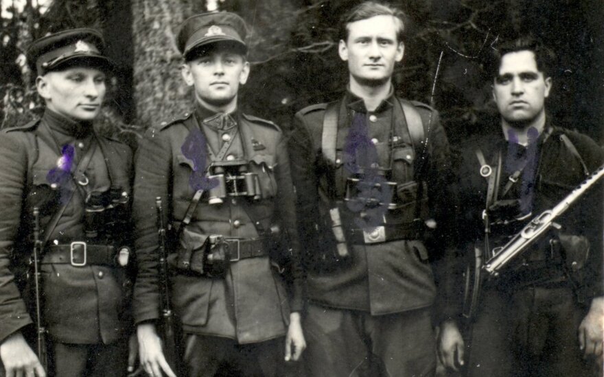 Dainavos apygardos partizanų vadovybė su Kazimieraičio rinktinės partizanais. 1948 m.  Iš kairės stovi: Kazimieraičio rinktinės Vanago grupės būrio vadas Pranas Ivanauskas-Bevardis, apygardos vadas Adolfas Ramanauskas-Vanagas, apygardos štabo pareigūnas L