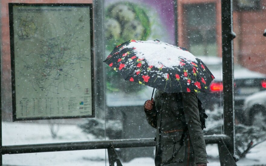 Šventinę nuotaiką niauks subjurę orai: pranešama apie smarkų sniegą, kai kuriuose regionuose siaus ir pūga