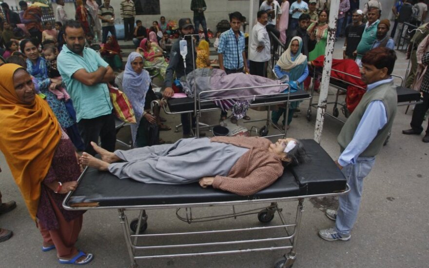 Pietų Aziją supurčius smarkiam žemės drebėjimui žuvo bent 70 žmonių
