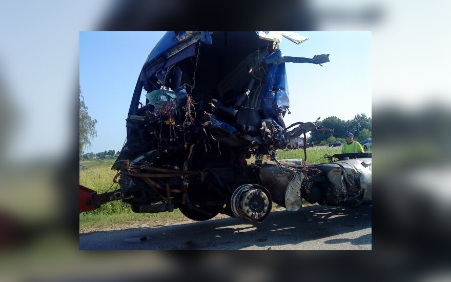 Prie Puskelnių kaimo sunkvežimių avarija buvo sutrikdžiusi eismą magistralėje "Via Baltica"