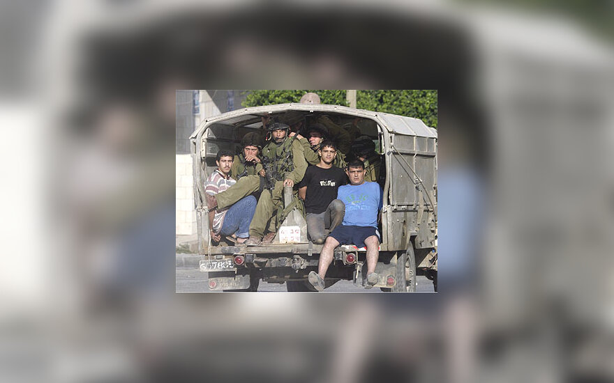 Izraelio kariai saugo suimtus palestiniečius