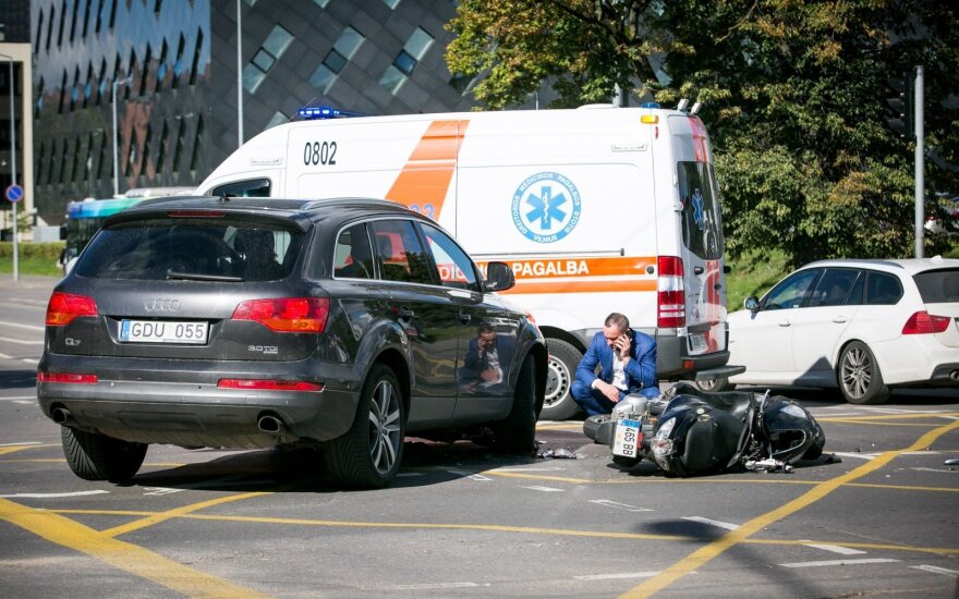 Vilniuje partrenktas motorolerio vairuotojas, pranešta, kad žmogus nejuda