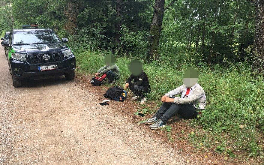 Lukašenka sulaukė paramos: migrantams į Lietuvą patekti jau padeda ir desantas iš Maskvos