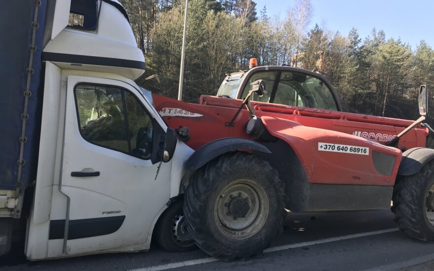 Vilniaus pakraštyje sunkvežimiukas su užrašu „gazasdugnas“ rėžėsi į krautuvą ir palindo po juo