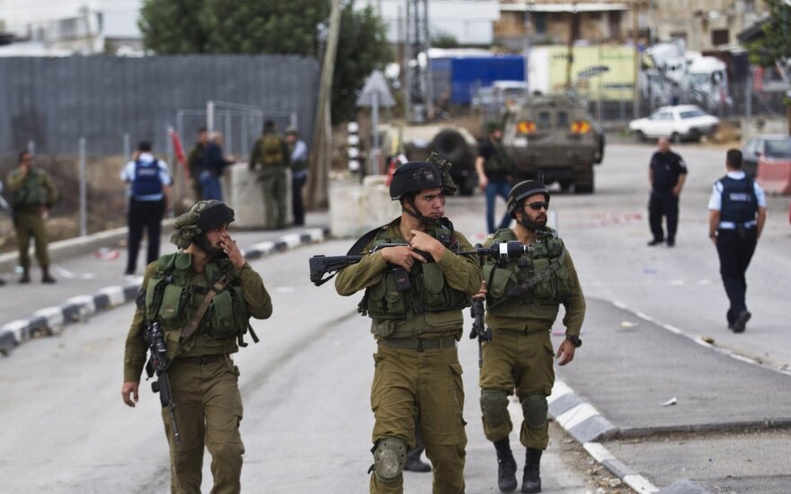 Izraelio policija pašovė du palestiniečius, mėginusius subadyti pareigūnus Vakarų Krante