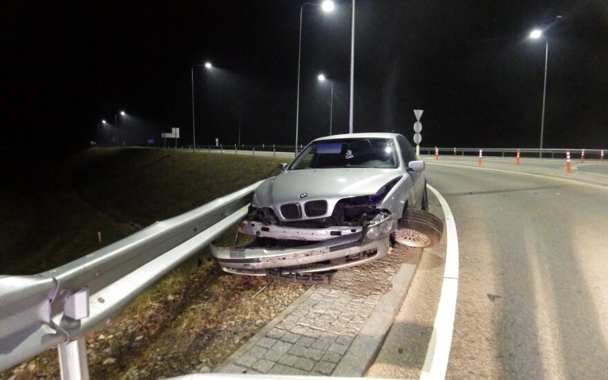 Girtas vairuotojas su BMW išbandė atitvaro tvirtumą: automobilis neatlaikė